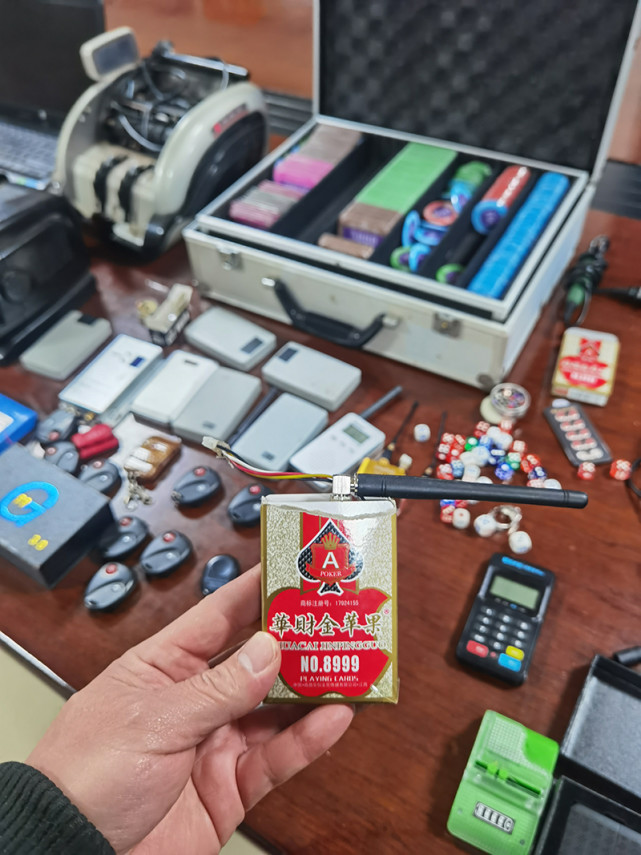 警方突袭郑州千王赌博窝点现场各种高科技作弊设备震惊民警