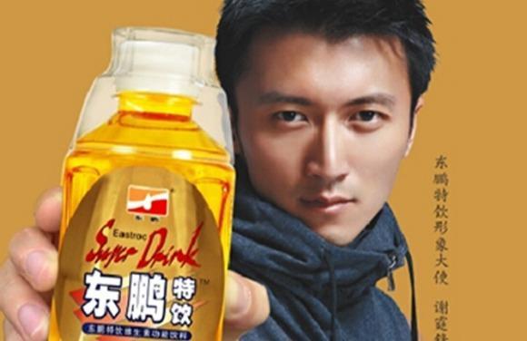 谢霆锋代言,年卖24亿瓶!从濒临破产到年收50亿的饮料巨头!_腾讯新闻