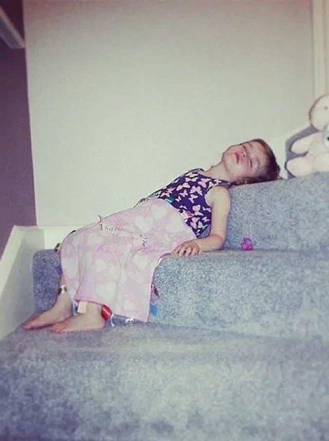 分享一组宝宝睡觉照凌空睡坐着睡你家有同款娃吗