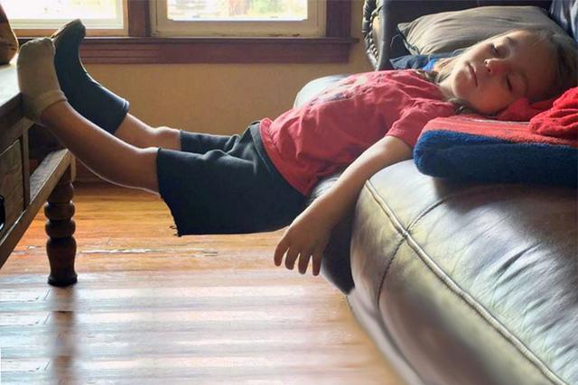 很多宝宝喜欢趴着睡,四肢蜷缩在一起,小小的一团软萌可爱.