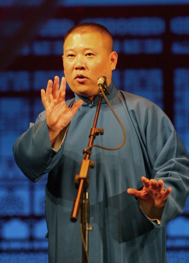 着荧光棒听相声的互联网公司|相声|郭德纲|岳云鹏|互联网公司|德云社