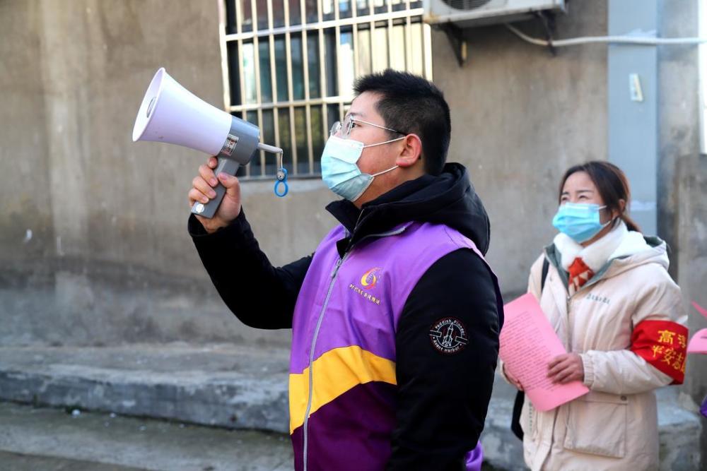 大学生志愿者进村入户宣传疫情防控知识