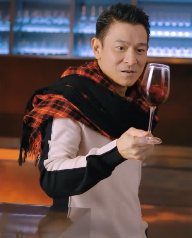 60岁刘德华吃了防腐剂把格子衫当围脖真时髦摇红酒杯好帅气