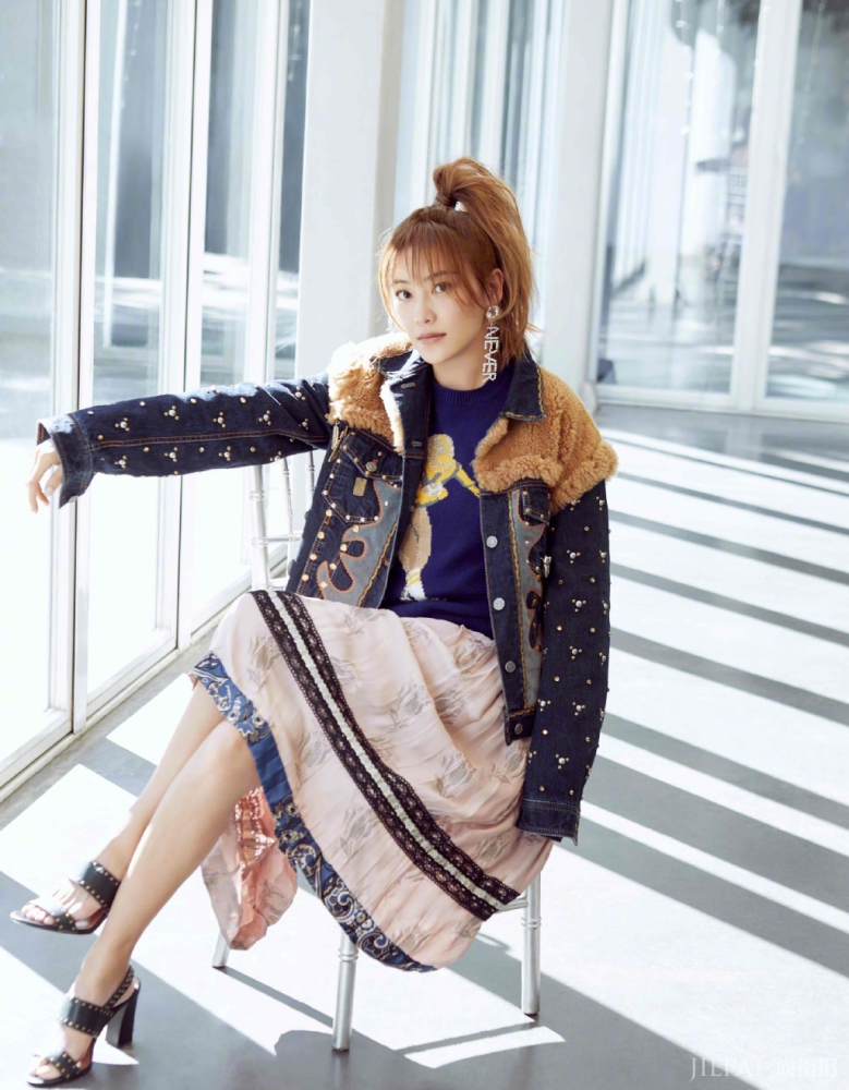 应采儿机场造型气场全开黑色羽绒服搭牛仔裤保暖又洋气超漂亮