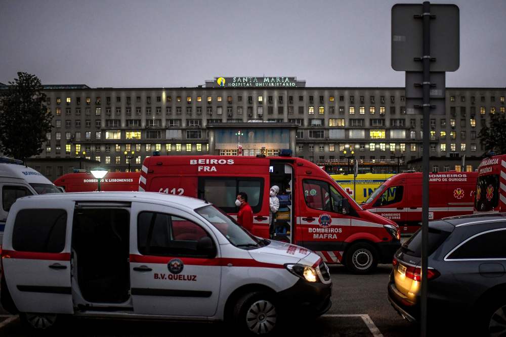 新华社/法新1月28日,救护车等候在葡萄牙里斯本一家医院外.