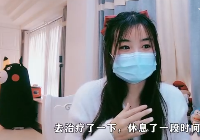 同时奔奔解说也是一位相貌可爱的女主播,配合上一身经典的国风主播