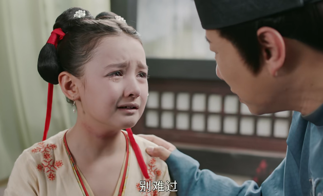 小琉璃的扮演者是个新疆的小女孩,叫爱克达,拍戏时只要8,9岁,虽然年纪