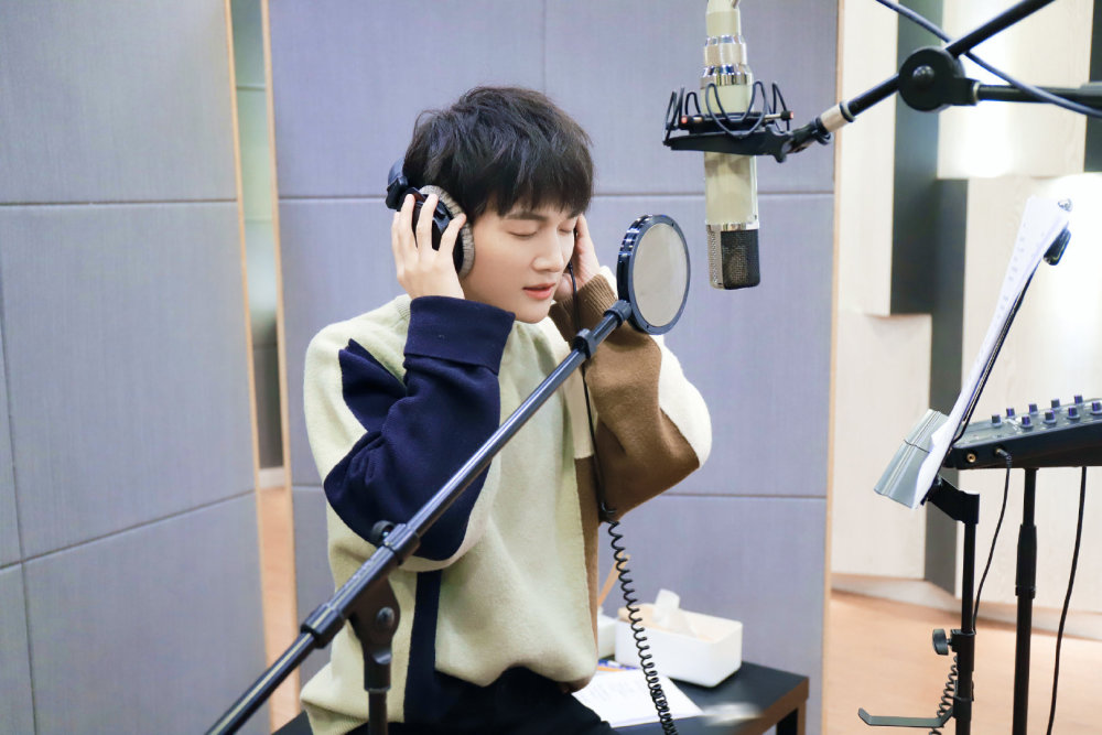 "机灵"的话筒,可爱的周深,这样的相撞有点美妙!_腾讯新闻