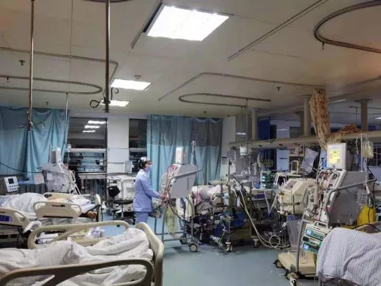昨日,微信群里分享了一张被誉为超级icu病房的照片(如图),据护士长