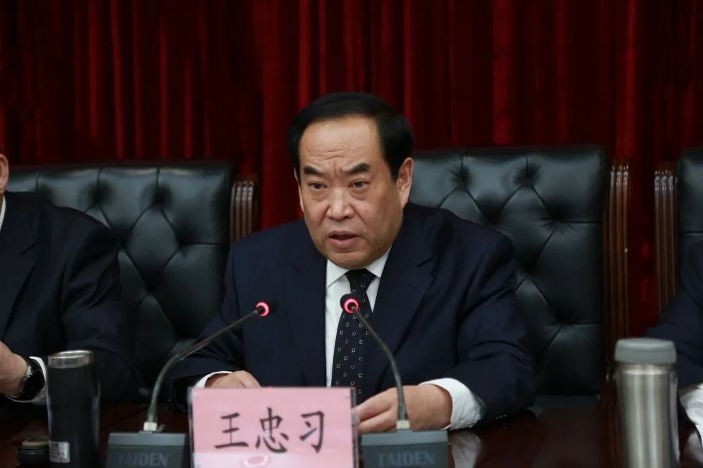 成员,副局长张矛主持会议,局领导孙乔玉,王庆邦,殷正德,王胜,何文涛