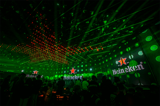 燃至高点再配合大屏幕上炫酷的动画灯光秀随强烈音浪不断变化午夜已到