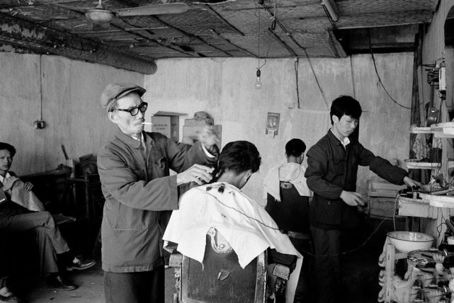八十年代理发店农村妇女几乎不去理发店小麦可以代替理发费用