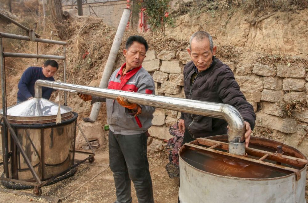 大山裡淘汰古法釀酒使用蒸餾設備頭酒達到70度看看啥情況