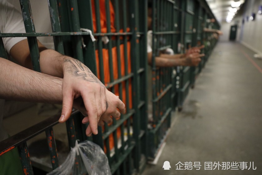 男子坐牢两年,出狱后发现妻子改嫁他人还生了个娃