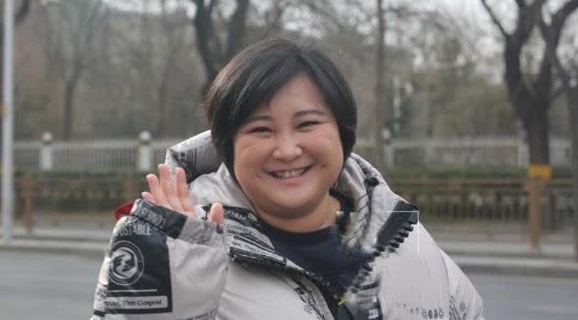 贾玲胖的没下巴了,穿羽绒服感觉拉不上链,一身大牌也有土气感_腾讯