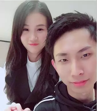 梓墨女友太难哄闹情绪顶职业号还需要建群陪这是霸总和小娇