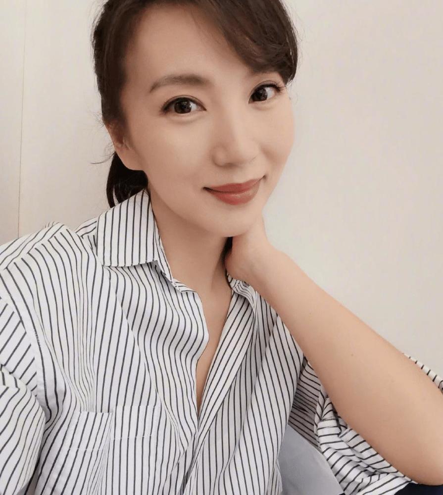 陈好素颜现身,穿黑色娃娃裙装清纯,手臂粗壮却有了大妈味!