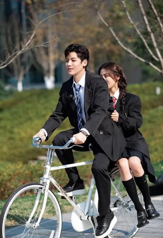 侯明昊百变穿搭来袭低调帅气时尚感十足堪称男友穿搭教科书