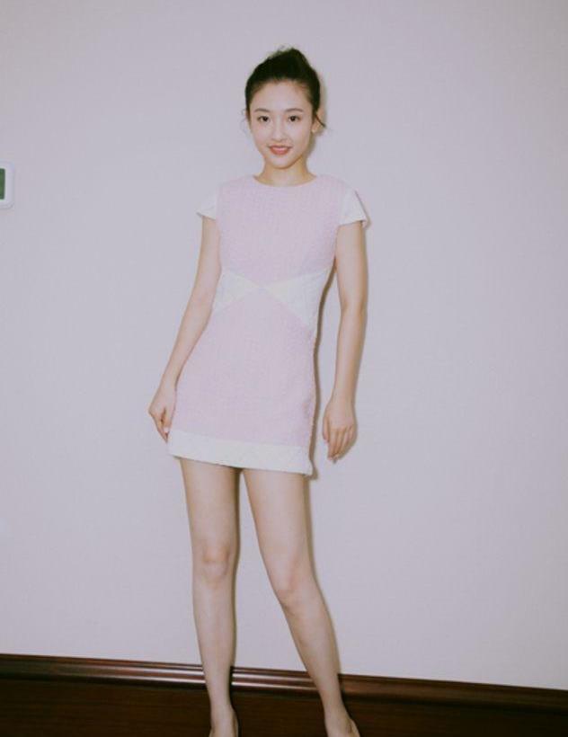 吴倩近照眼窝凹陷,状态也很疲惫,少妇感替代了少女感!