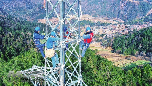 清海別院農家樂門口,電力人員緊張有序地忙碌著,正在進行下戶線改造