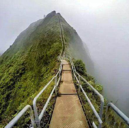 世界上最吓人的楼梯中国有2个最后1个一人脚滑全军覆没