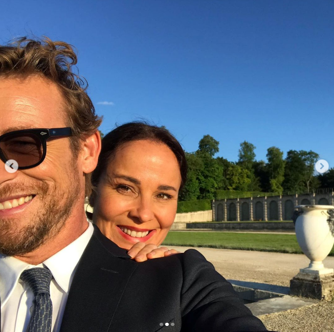 《超感警探》男主演西蒙·贝克宣布与结婚二十多年的妻子离婚_腾讯