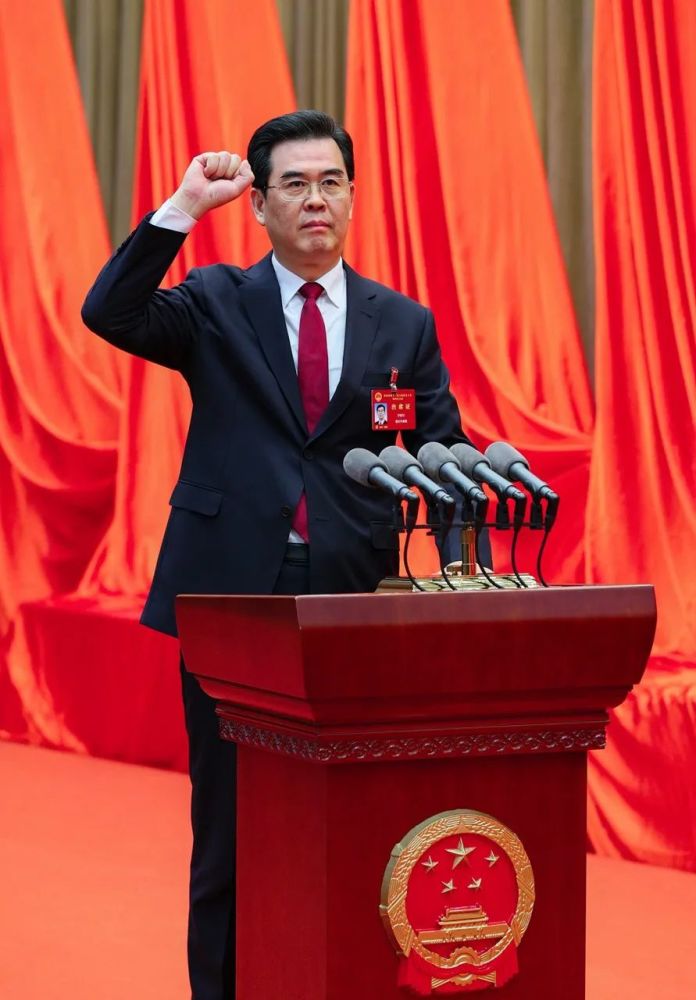 省十三届人大四次会议新当选国家工作人员宣誓就职