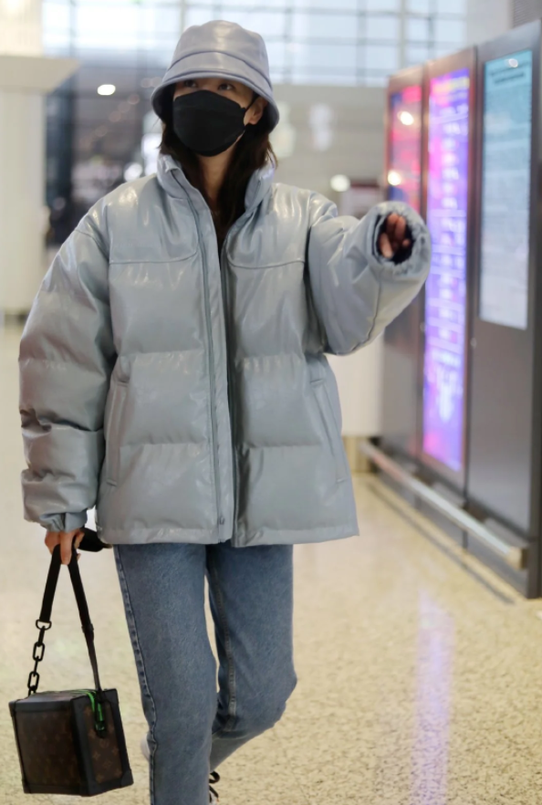 郑希怡现身机场,穿蓝色羽绒服率性大方,同色渔夫帽超减龄