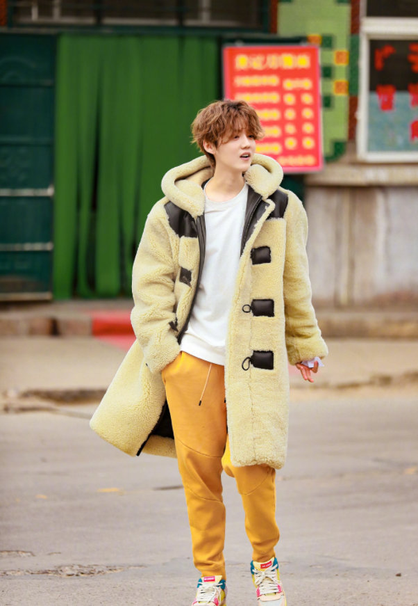 鹿晗穿哆啦a梦卫衣配休闲长裤,气质干净画风养眼,真便宜关晓彤了