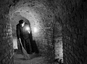 河南75岁老人在自家挖通宋代古地道里面都存放着哪些东西