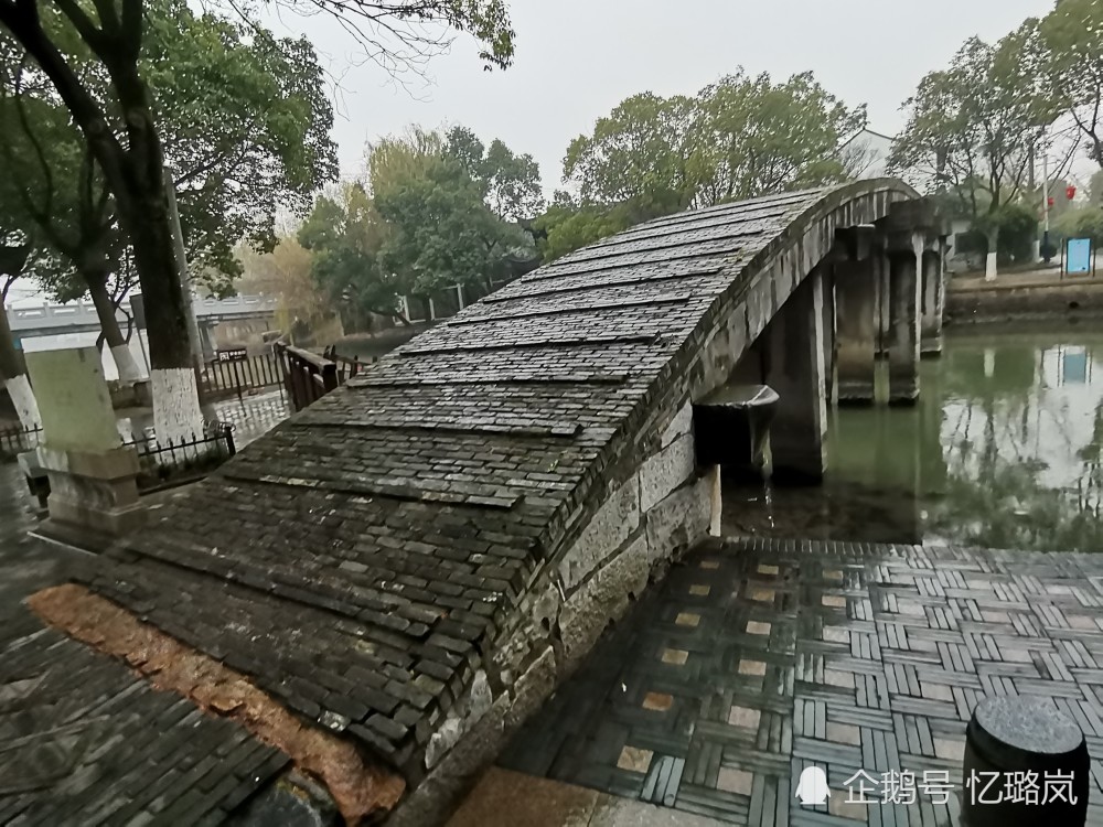 硃紅色喜慶的普慶橋是因為拍攝《中國虹橋》節目,仿照宋代畫家張擇端