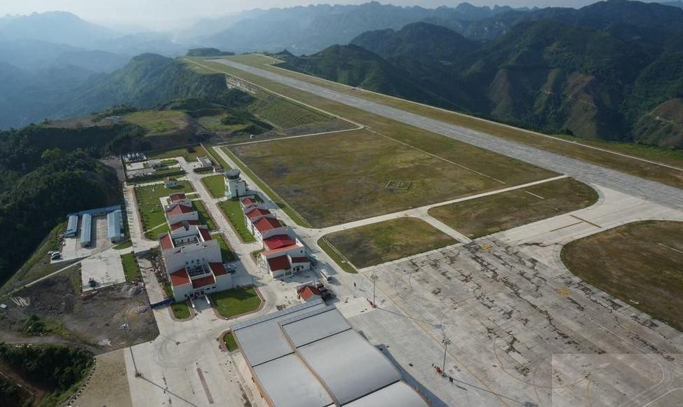 今天我们来看看它的机场,广西河池金城江机场,这个机场被称为悬崖边的