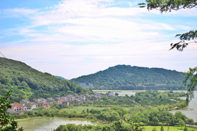 奕仙城位于南北湖谈仙林之上,白墙黛瓦的徽式建筑.