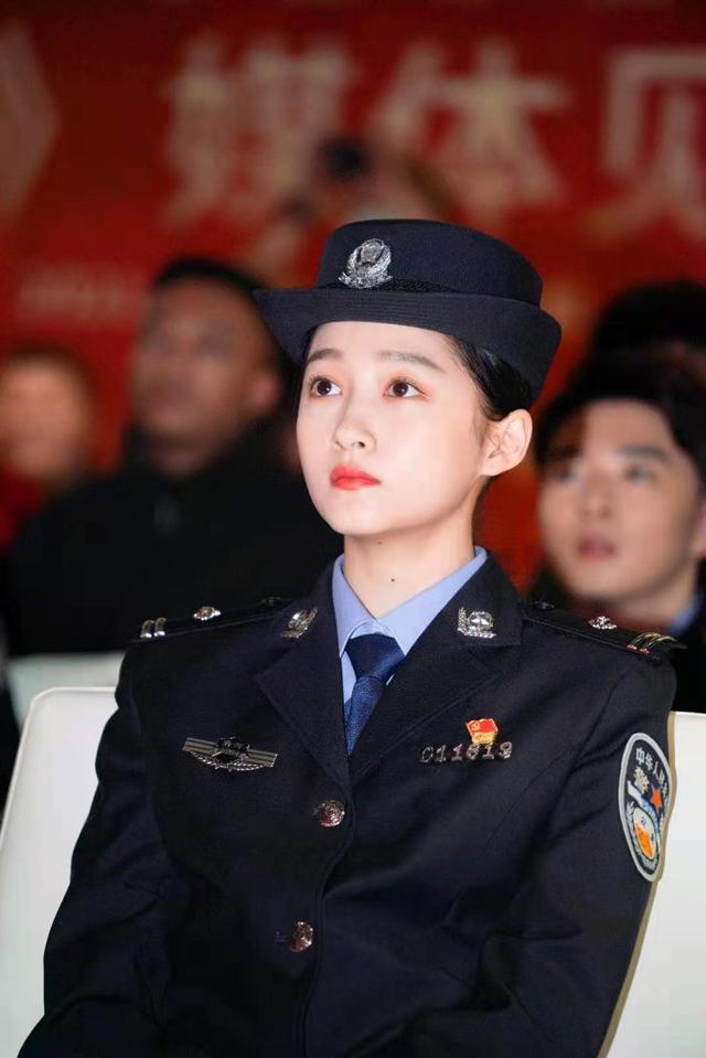 关晓彤要演女警察了穿制服的样子也太好看了吧