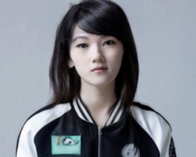 厂长女友更新庆生动态,网友:怎么感觉像阿水女装?