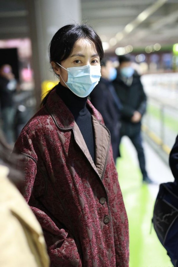 孙莉罕见素颜出镜,穿奶奶款刺绣大衣,43岁眼窝凹陷老态明显_腾讯网