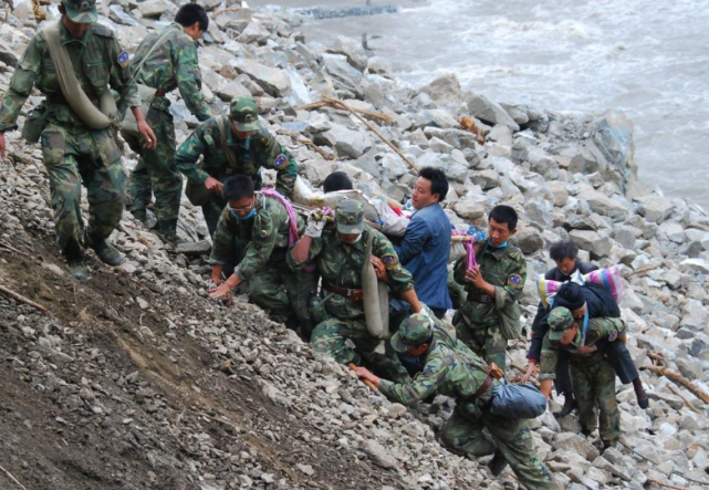 "敬礼娃娃"感动中国,如今少年长成,他却不幸离世|郎铮|杨卫华|地震