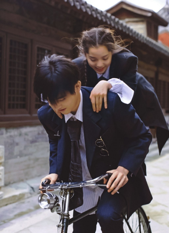 除了陈伟霆还有范丞丞,以前的陈飞宇也是这样,他们俩在之前一直都是被