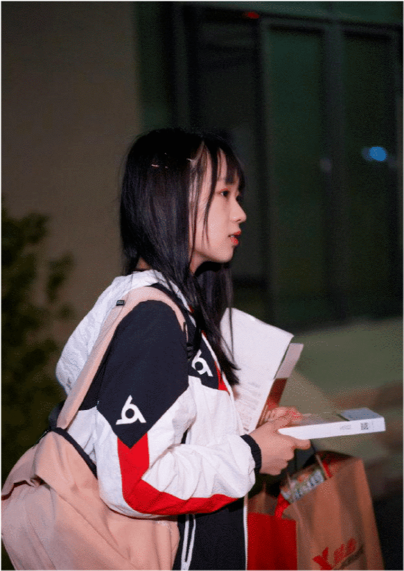华晨宇现任小女友樊博艺马上要宣示主权了,我见犹怜时期张碧晨还没走