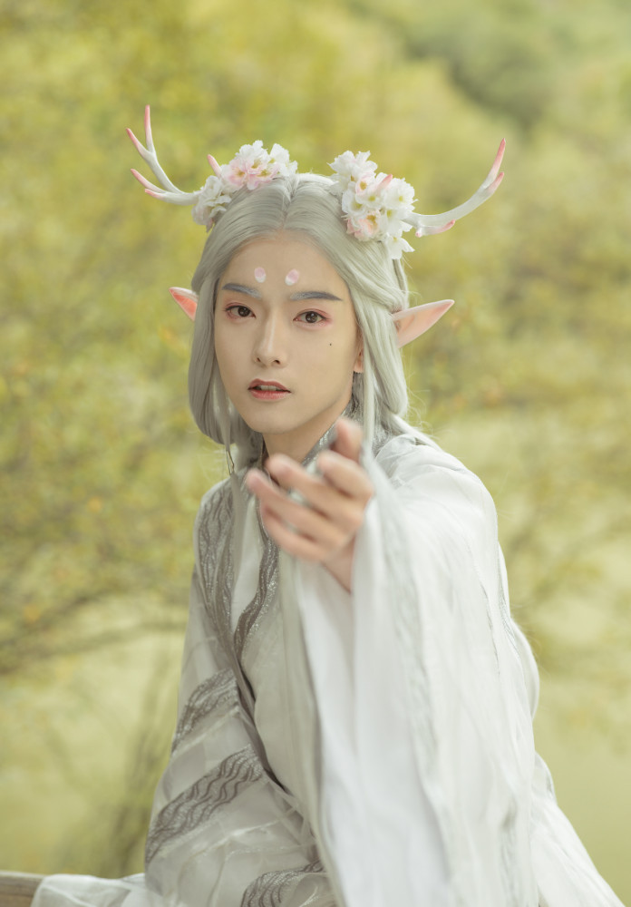 当汉服遇上"小鹿角",灵动又仙气,网友:我家的小鹿成精了!
