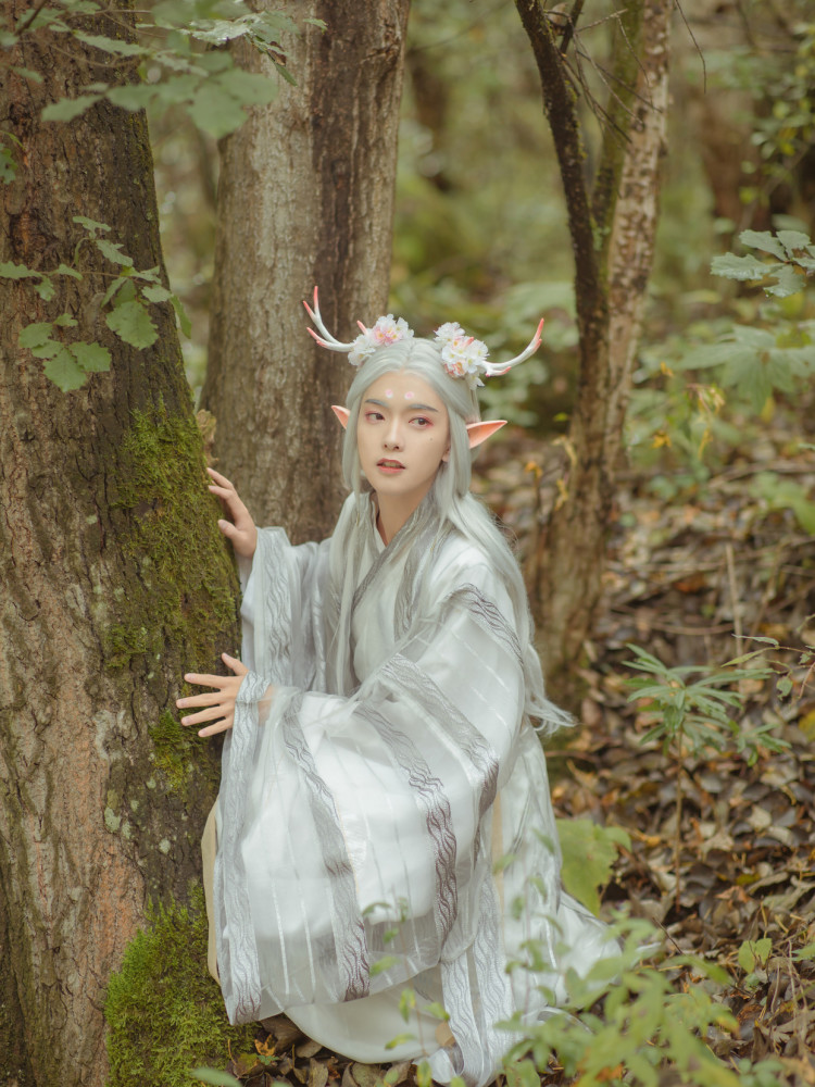 当汉服遇上"小鹿角",灵动又仙气,网友:我家的小鹿成精了!