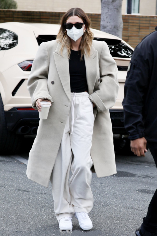 海莉穿灰白大衣搭白裤,单手插兜逛街,霸气值满分,走路姿势像比伯