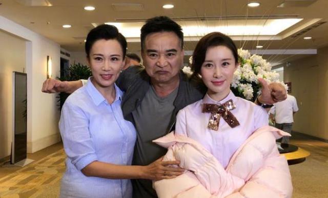 比如,《孝庄秘史》中饰演的董鄂妃,《金粉世家》中饰演的八妹金梅丽