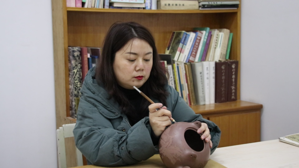 朱芊芊说:"紫砂壶形态的把握,陶刻图案的构思和布局,都会影响作品的