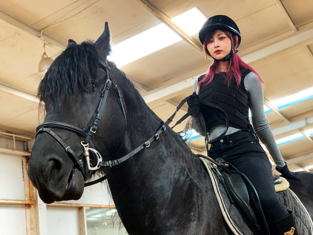 "机车女神"痞幼又输了,身材不如女粉就算了,比赛车还意外摔车