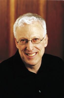 著名的心理学家斯腾伯格,认为,爱情的三大要素是亲密,激情和承诺.