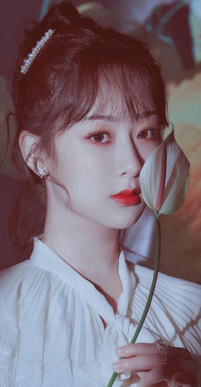 超甜明星杨紫丝绒裙雍容典雅超显气质