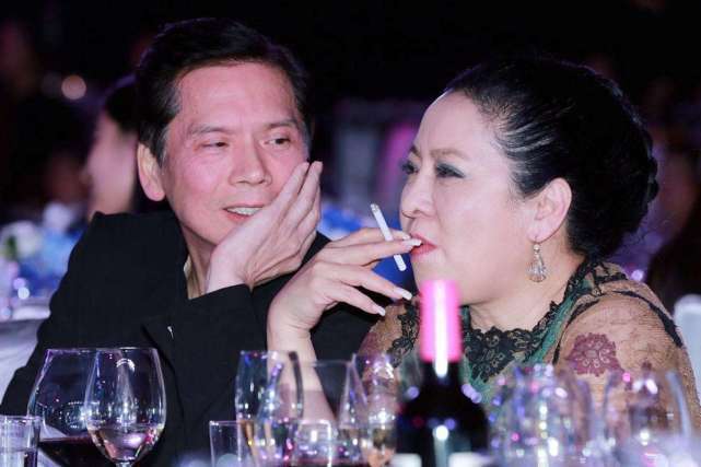 向华强到澳门抢生意崩牙驹带几百人包围他最后却被他杀出重围