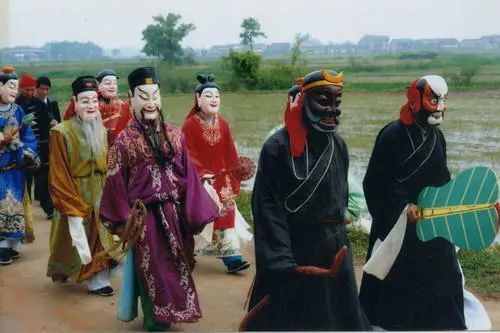 曾有多种组合,到明代小说《东游记》问世,"八仙"基本定型为铁拐李,汉