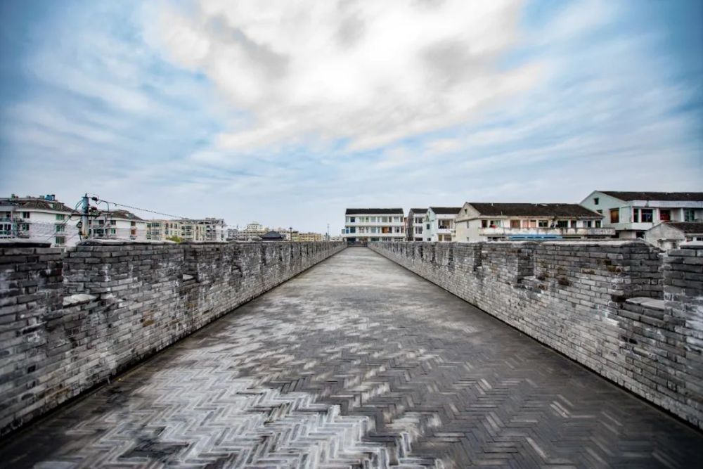 通過連通護城河外圍功能空間,打造綠道景觀,以滿足群眾日益增長的親近